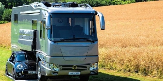Дом на колесах на базе Volvo со встроенным гаражом оценили 1,5 миллиона евро