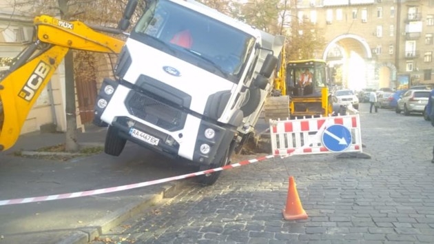 В Киеве грузовик ушел под землю