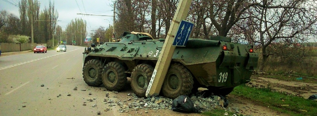 В Беларуси водитель танка протаранил столб