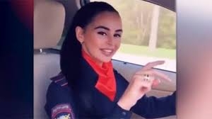 Сотрудница российской полиции за рулем BMW душевно исполнила песню о «мусоре – крысе позорной»