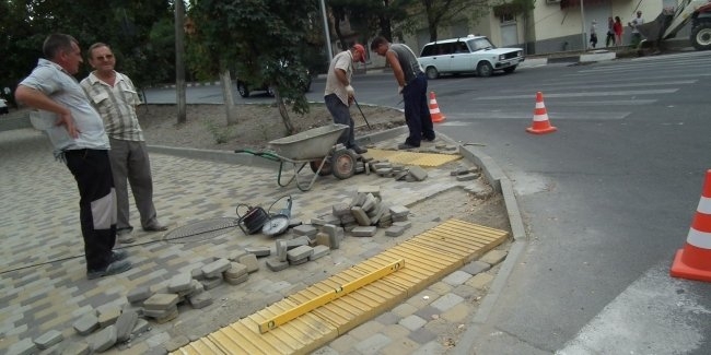 В Украине тактильная плитка на тротуарах теперь обязательна