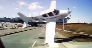 Падающий самолет чуть не сбил автомобиль на шоссе