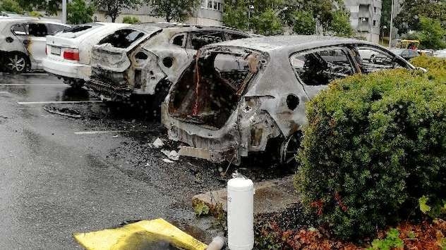 В Швеции за ночь сгорело более 100 машин