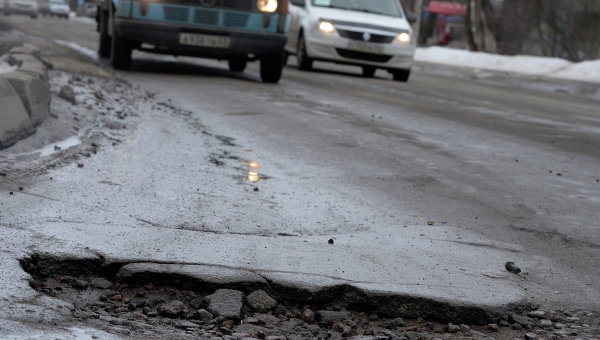 В России установили почему так много плохих дорог и ям на асфальте