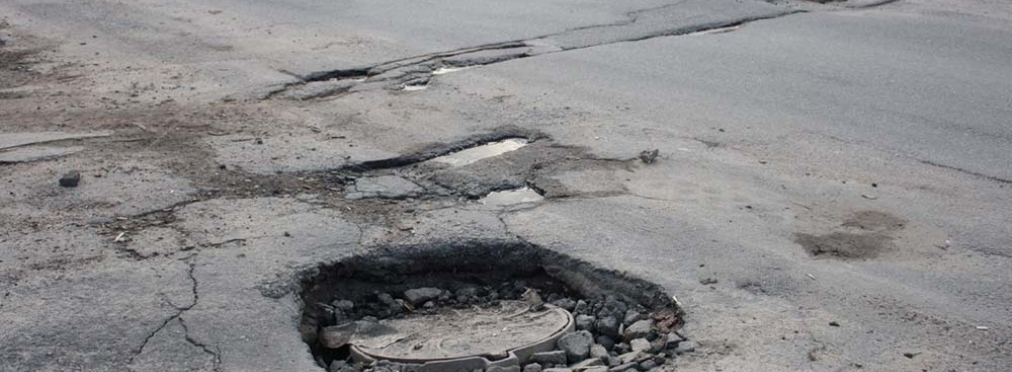 Жители Киевской области придумали как «обозначить» яму на дороге