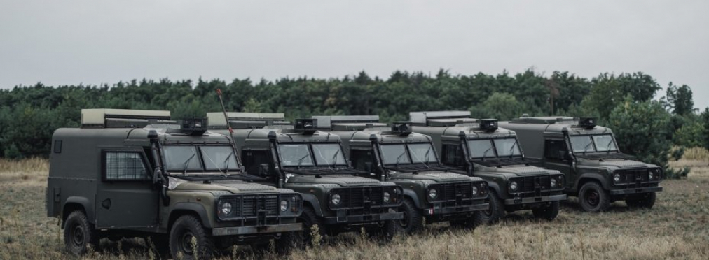 ВСУ получили от волонтеров пять бронированных автомобилей Land Rover Defender
