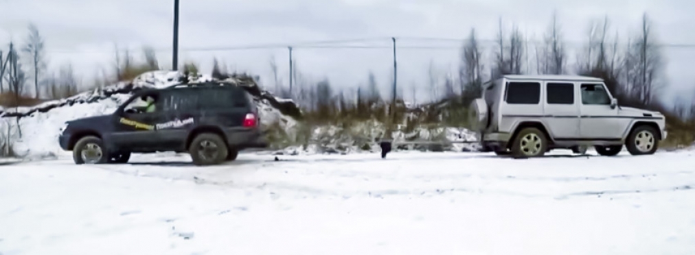 «Кто кого?»: Gelandewagen и Lexus LX перетягивают канат в снегу