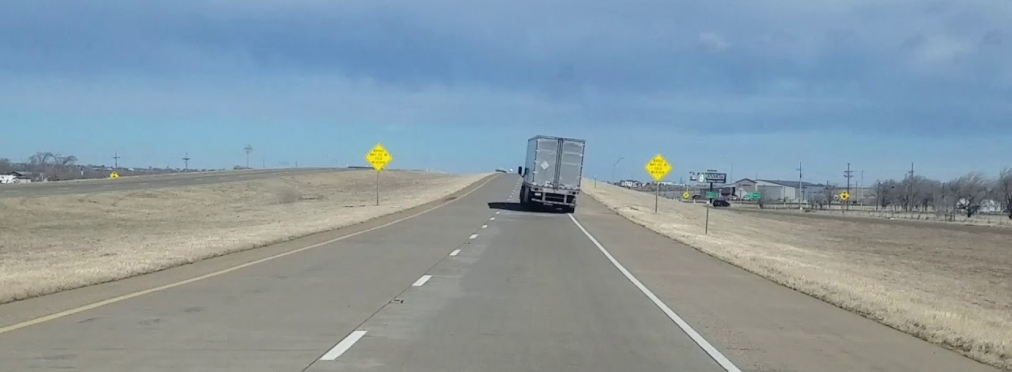 Как сильный ветер сдувает грузовики с шоссе