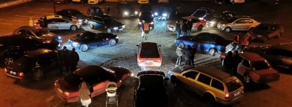 В Харькове выстроили «снежинку» из автомобилей BMW (фото)