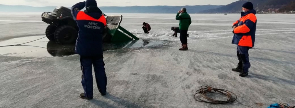 Два грузовика ЗИЛ ушли под лед на Байкале (видео)