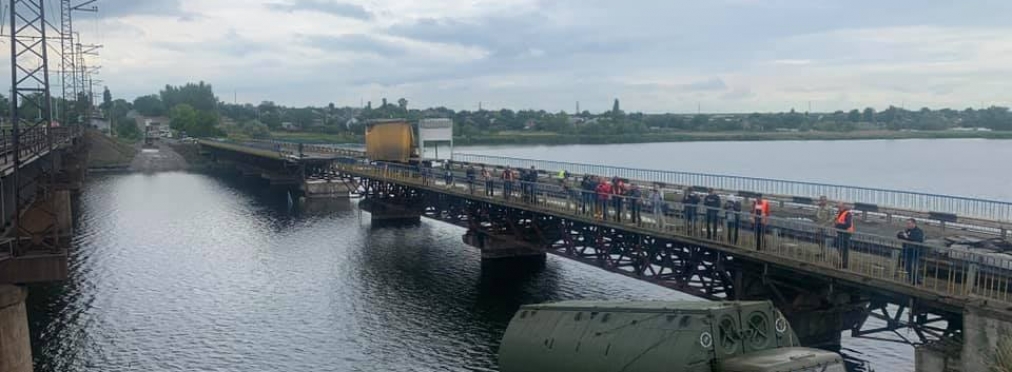 Возле разрушенного Алексеевского моста строят понтонную переправу