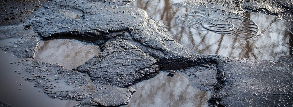 Дождь ремонту не помеха: в Ужгороде ремонтируют дороги