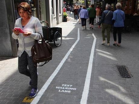 В Бельгии позаботились о пешеходах с телефонами