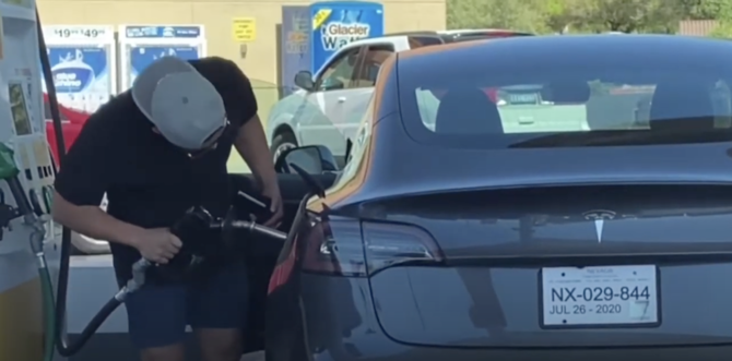 Курьез дня: водитель пытался заправить «Теслу» бензином