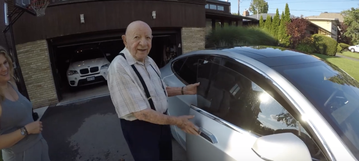 97-летнего дедушку прокатили в Tesla