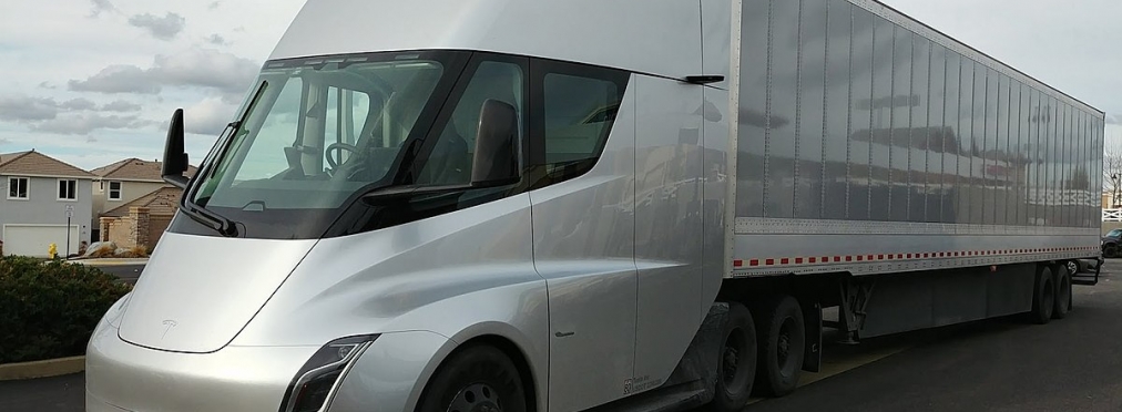 Блогер нашел спрятанный грузовик Tesla и заглянул в салон