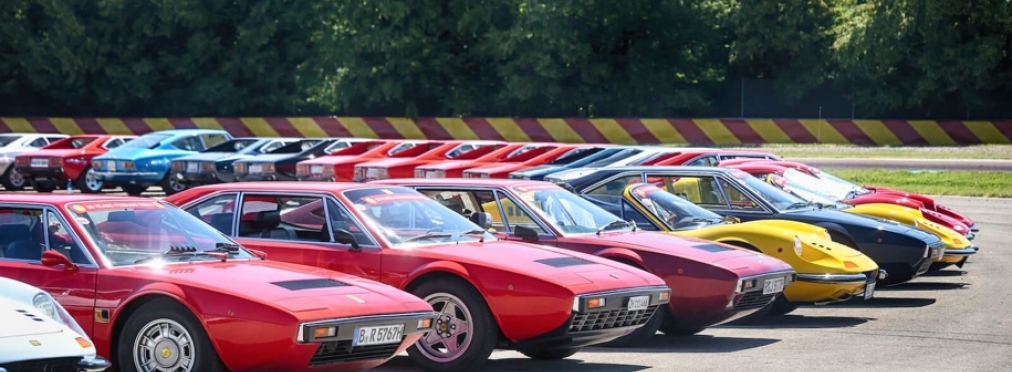 150 экземпляров Ferrari Dino отпраздновали полувековой юбилей модели