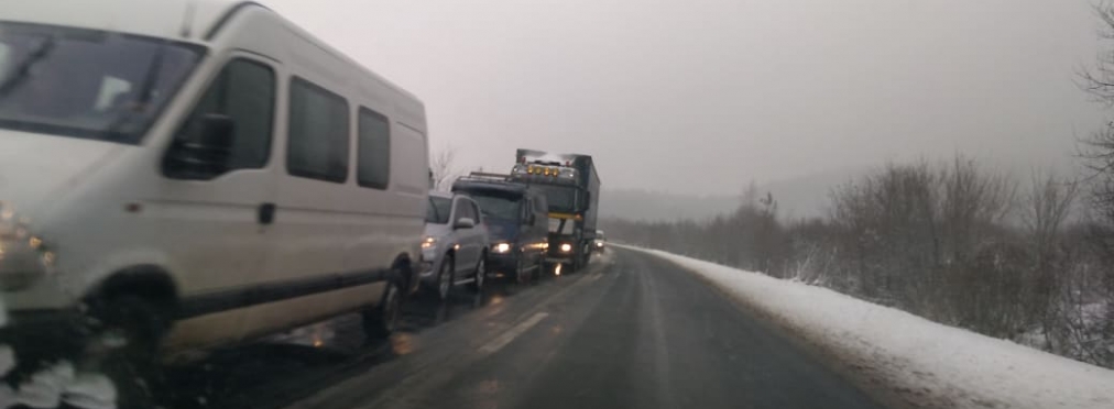 Снегопад парализовал украинские дороги