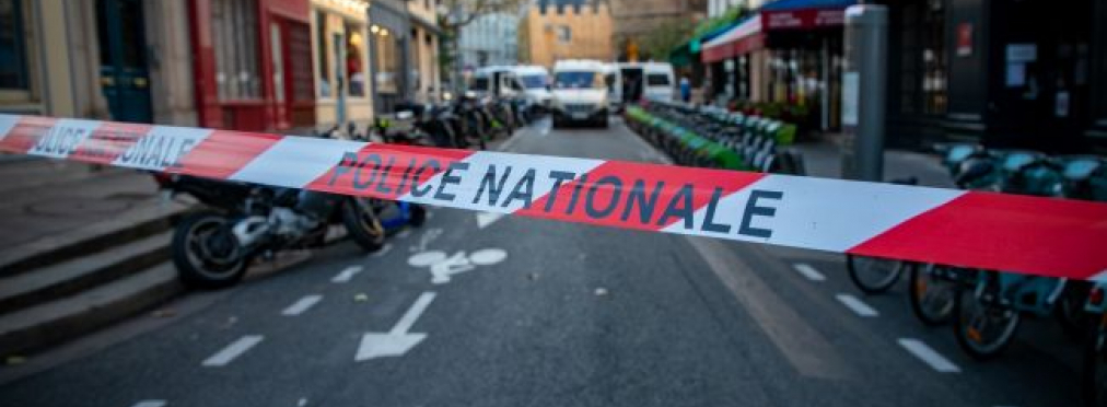 Полиция Парижа открыла огонь по гражданскому автомобилю