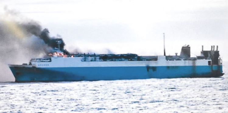 У берегов Японии горит российское судно с автомобилями