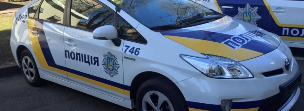 Автомобили патрульной полиции летом ездят на зимней резине