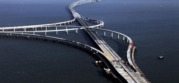 Самый длинный автомобильный мост в мире