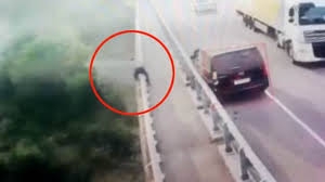 Шокирующее самоубийство русского водителя попало на видео