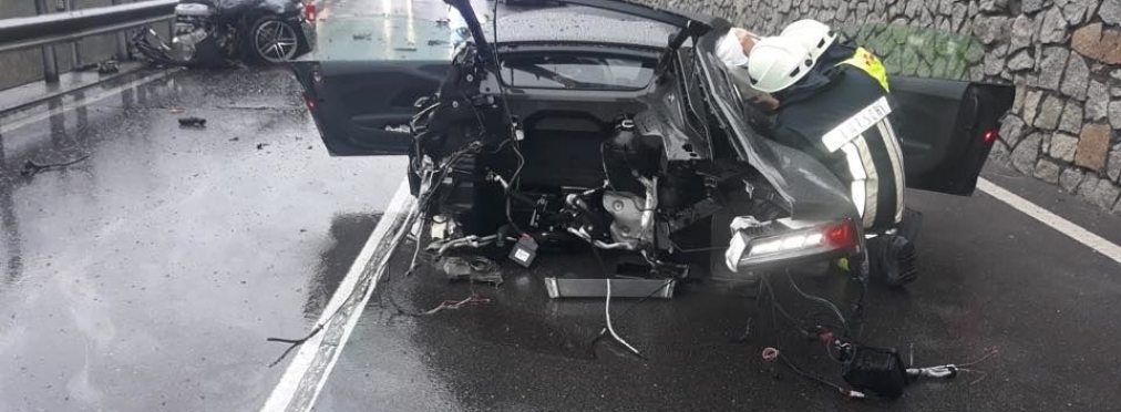 Audi разломилась пополам при столкновении с фургоном