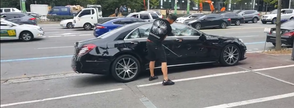 Кореец жестоко наказал свой новый Mercedes-Benz (видео)