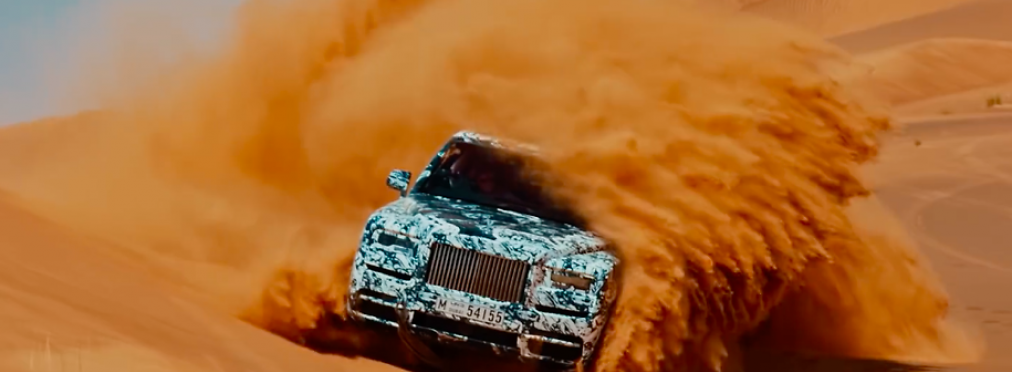 Внедорожник Rolls-Royce устроил дрифт в пустыне