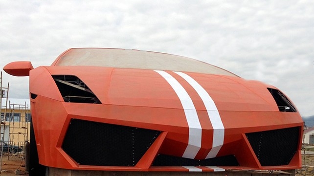 Сгорел самый большой автомобиль Lamborghini