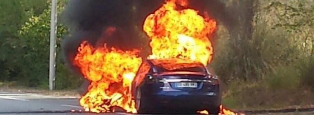 Потушить горящий электрокар Tesla практически невозможно