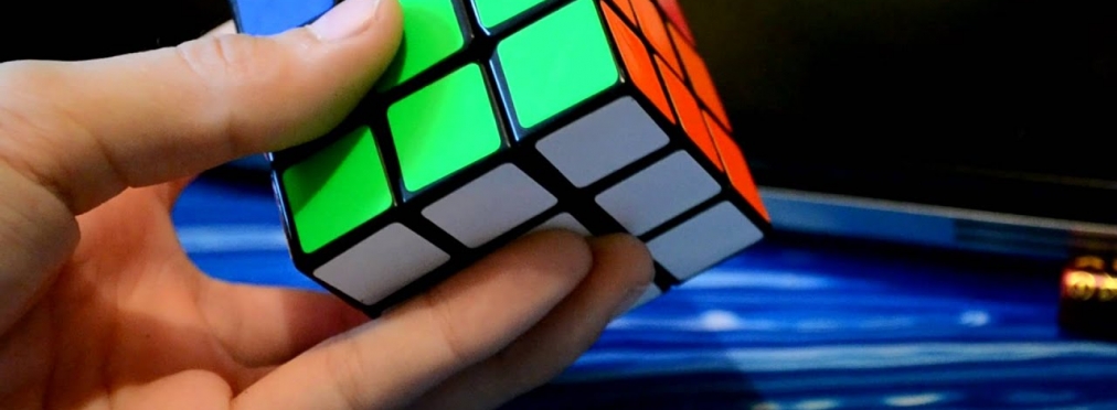 Испанец увлекся сборкой кубика Рубика на скорости 128 километров в час