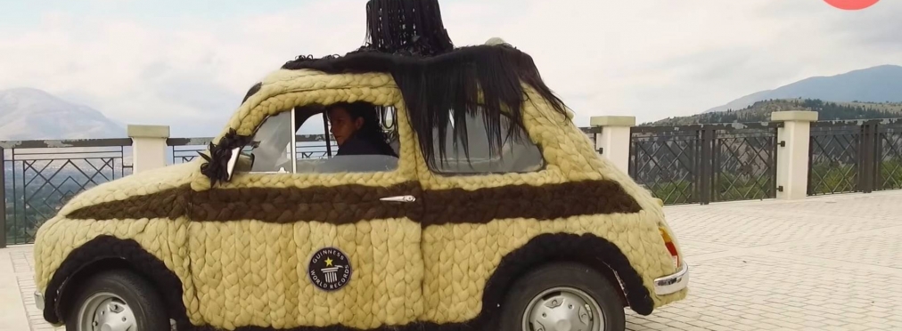 Итальянка сделала автомобилю «прическу» из человеческих волос