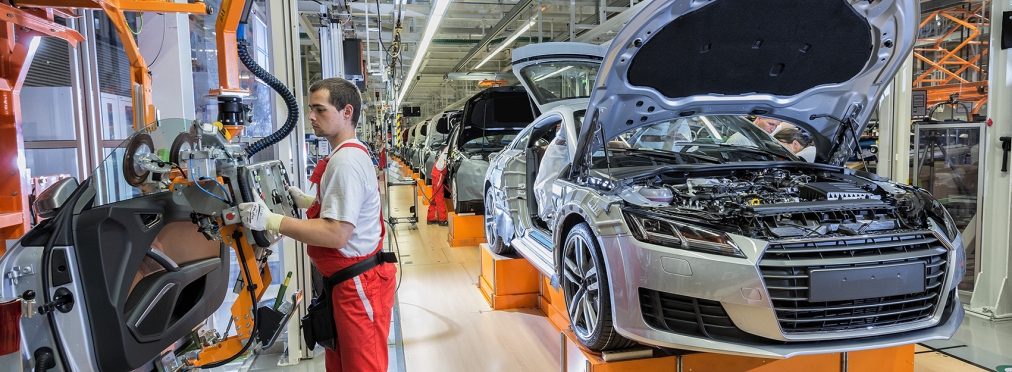 Сотрудников заводов Audi одели в экзоскелеты