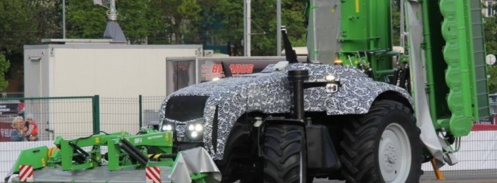В Минске показали первый белорусский беспилотный трактор