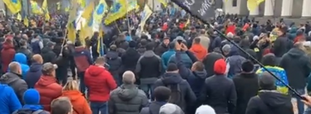 «Евробляхеры» продолжают акцию протеста: они пикетируют Верховную раду (видео)