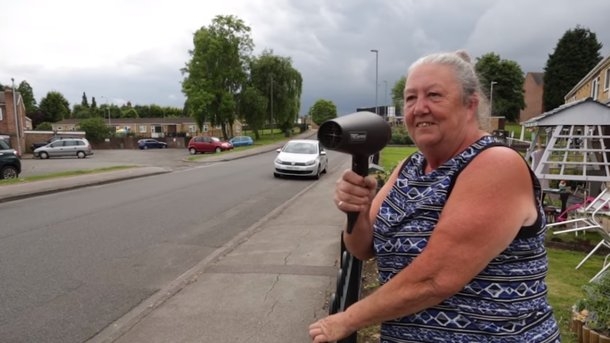 Пенсионерка «борется с автомобилистами-нарушителями при помощи фена»