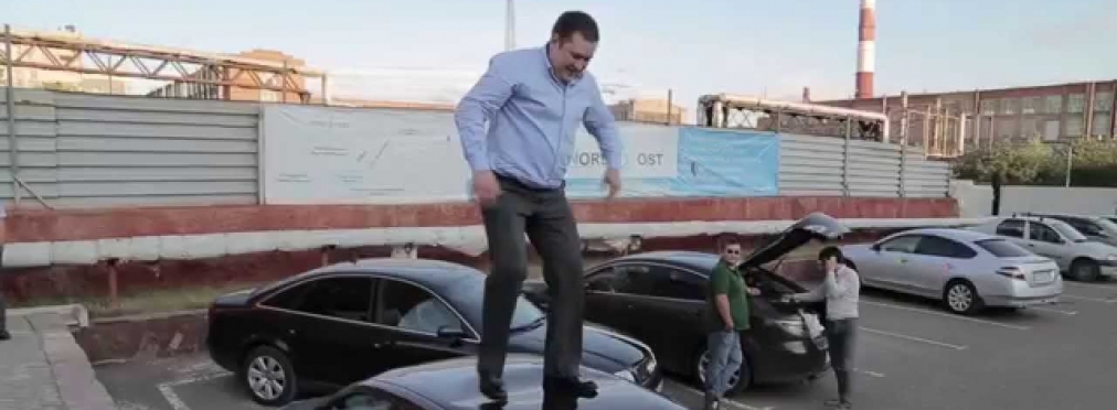 «Ковбой» из Киргизстана «оседлал» багажник Mercedes-Benz