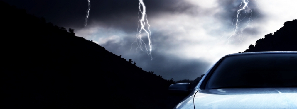 Как воздействует дождевая «молния» на автомобиль