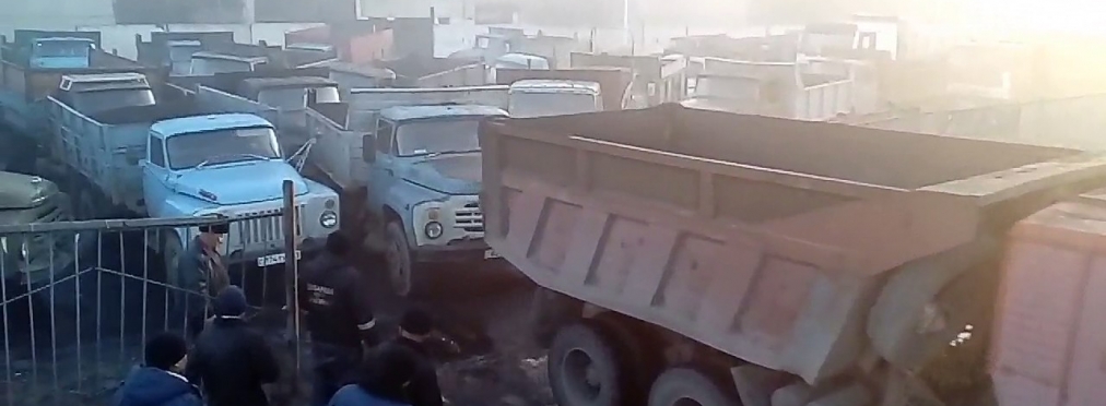 Видео дня: жесточайшая битва грузовиков в очереди на погрузку