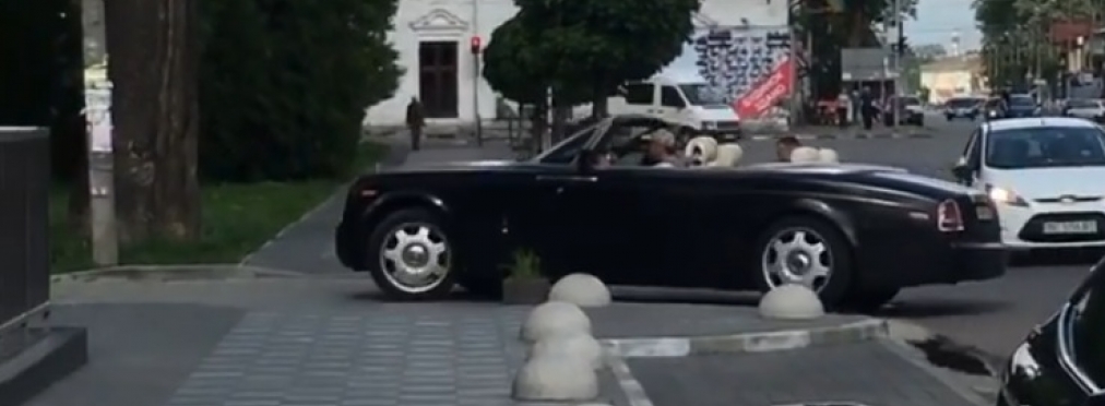 В украинском райцентре заметили редкий Rolls-Royce