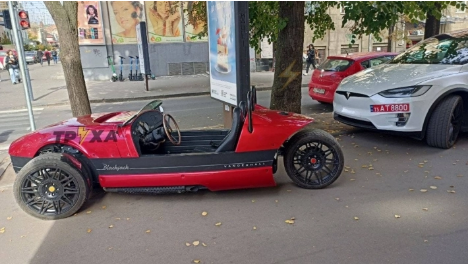 В Украине заметили неопознанное транспортное средство без номеров (фото)