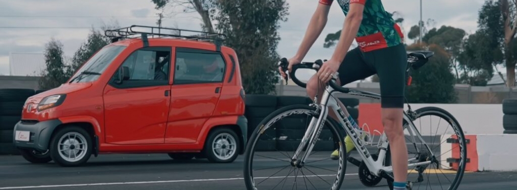 Самый дешевый автомобиль в мире проиграл гонку с велосипедом (видео)
