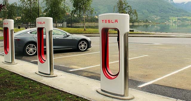 Владельцы электромобилей в Украине «получат подарок» от марки Tesla