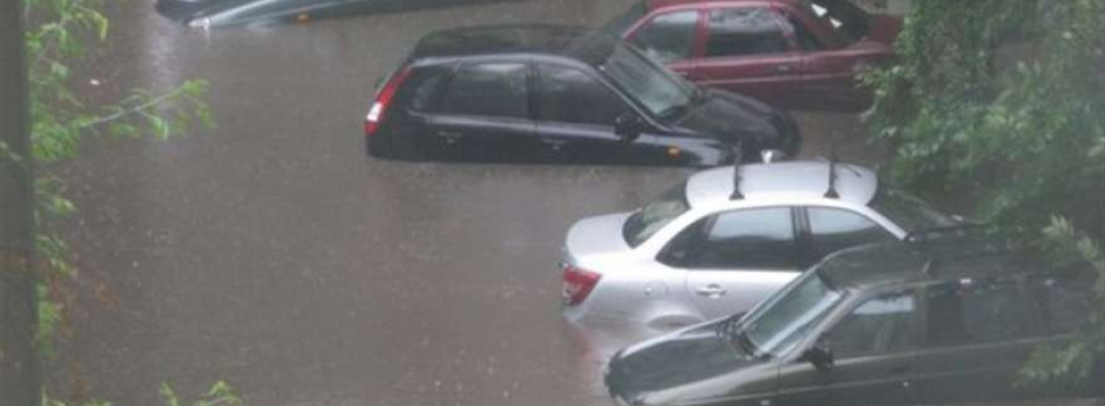 Непогода в Украине «превратила авто в субмарины»