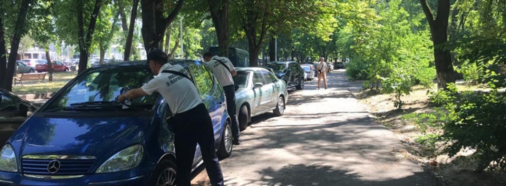В Киеве парковочные инспекторы начали выписывать штрафы
