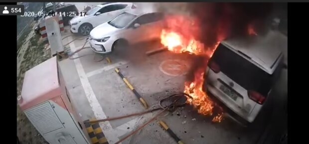 В Сети показали момент взрыва аккумулятора электромобиля