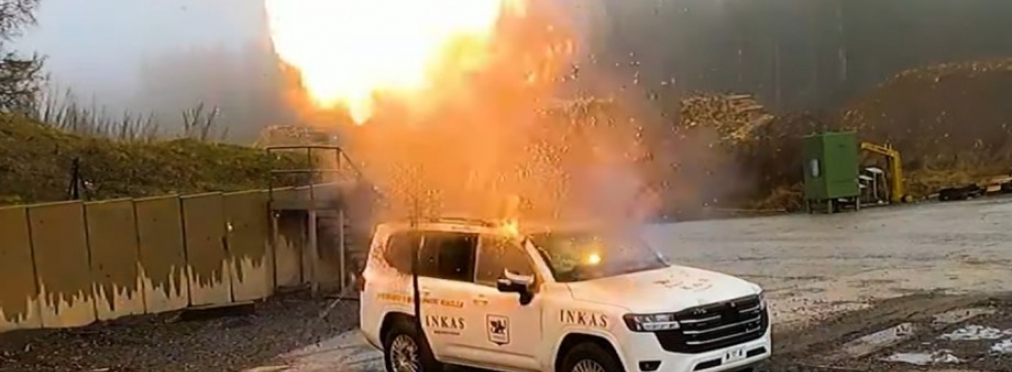 Бронированный Toyota Land Cruiser выдержал массированный обстрел и взрывы гранат (видео)
