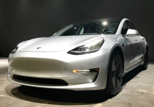 «Когда успели?»: продается Tesla Model 3 уже с пробегом